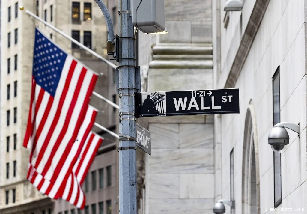 Wall Street Records Continue: S&P 500 Hits High Amid Mixed Global Market Trends